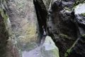 Szlak biegnący przez labirynt na Szczelińcu Wielkim wiedzie wśród uskoków i szczelin w skałach (fot. Sebastian R. Bielak)