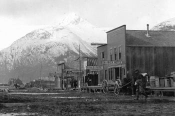 Dzięki gorączce złota z Klondike wiele małych faktorii handlowych prosperujących na Alasce rozrosło się pod koniec XIX w. do wielkości miast (fot. A. H. Brooks, U. S. Geological Surveys)